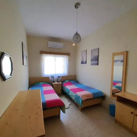 Kennedy Court - Prime Location - Bus Terminus *