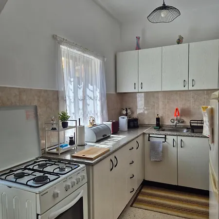 Kennedy Court - Prime Location - Bus Terminus *