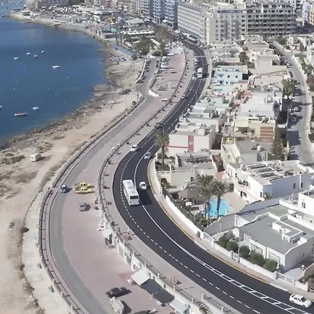 Apartment Kennedy Court - Prime Location - Bus Terminus *