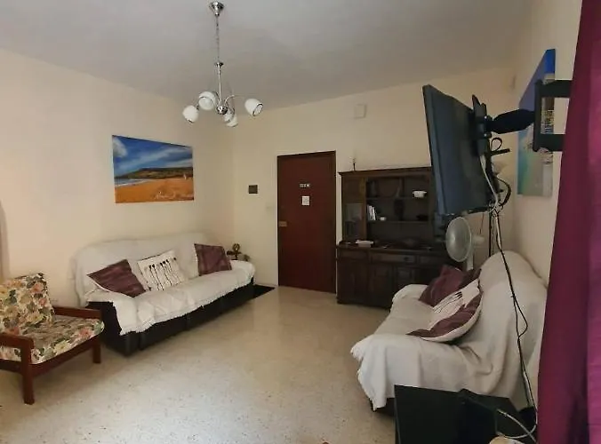 Kennedy Court - Prime Location - Bus Terminus *