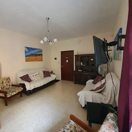 Kennedy Court - Prime Location - Bus Terminus *